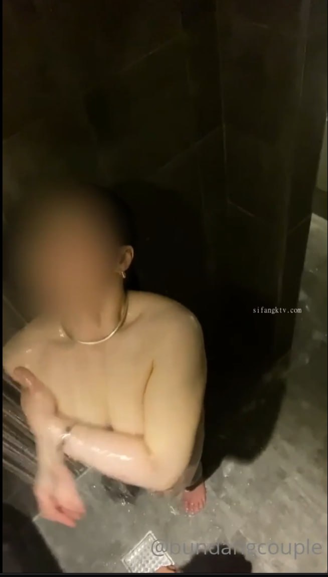 骑乘干爹的肉棒